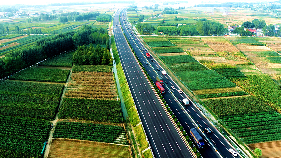 京滬高速公路萊蕪至臨沂（魯蘇界）段改擴建工程起于濟南市萊蕪高新區，止于京滬高速公路魯蘇界，接京滬高速公路江蘇段，線路全長232.19公里，采用雙向八車道高速公路技術標準改擴建。圖為通行后的京滬高速公路蘭陵段。