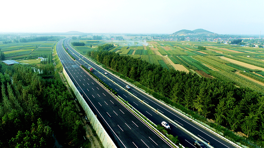 項目建成后，山東省繼濟青高速、濱萊高速后又有了第三條雙向八車道高速公路，將大大提高京滬高速公路的通行能力和服務水平，對更好服務沂蒙老區建設，助推新舊動能轉換，促進沿線地區乃至山東省中南部地區的經濟社會發展產生更大的影響。圖為通行后的京滬高速公路蘭陵段。
