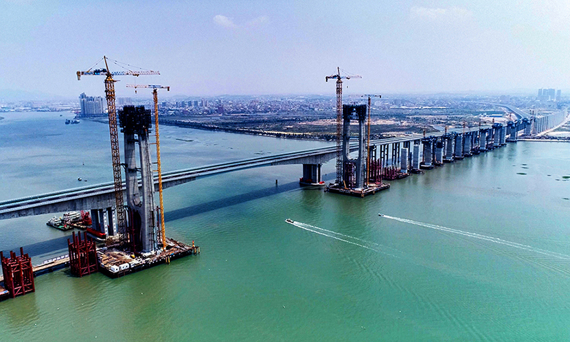 泉州灣跨海大橋身披三個“世界第一”，一個“世界第四”：世界首座高速鐵路跨海大跨斜拉橋，世界首座行車速度超過300公里/小時的跨海大跨橋梁，世界首座采用免涂裝耐候鋼的大型跨海工程，世界第四長跨海鐵路大橋。圖為建設中的泉州灣跨海大橋。