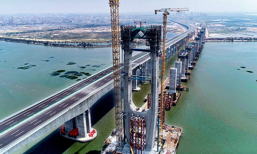 鐵四院聯合美術院校開展了景觀專題設計。橋塔融入海洋元素，采用了貝殼形曲線橋塔，兼顧結構合理和建筑美學。深水區引橋在國內鐵路上首次采用無支座整體式橋梁，縮短了海上施工作業時間，實現海上長聯引橋不設支座、減少了后期維養，滿足無砟軌道鋪設的技術條件和地震高烈度區長聯高墩跨海大橋的抗震要求。圖為建設中的泉州灣跨海大橋。