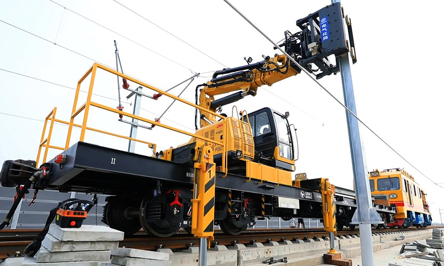 接觸網支柱組立智能裝備預先使用智能底座檢測支柱地腳螺栓狀態，并同時導入支柱基礎位置信息和北斗系統信息，安裝偏差僅為3毫米。與傳統施工方法相比，每立一根支柱人員減少三分之一，綜合成本降低60%，而且安全操作性能大大優于傳統方法。圖為中國鐵建電氣化局接觸網支柱組立智能裝備在京雄城際河北段作業現場。