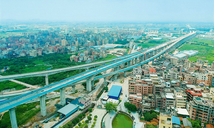 施工過(guò)程中，建設(shè)者積極開展技術(shù)攻關(guān)，對(duì)連續(xù)梁施工掛籃進(jìn)行改進(jìn)，克服因多次跨越公路、村道、河渠造成的支架施工地基處理難度大等難題，確保安全順利推進(jìn)，獲多項(xiàng)實(shí)用新型專利。圖為已貫通的白沙村2號(hào)上下行線特大橋。（蔡如錦 攝）