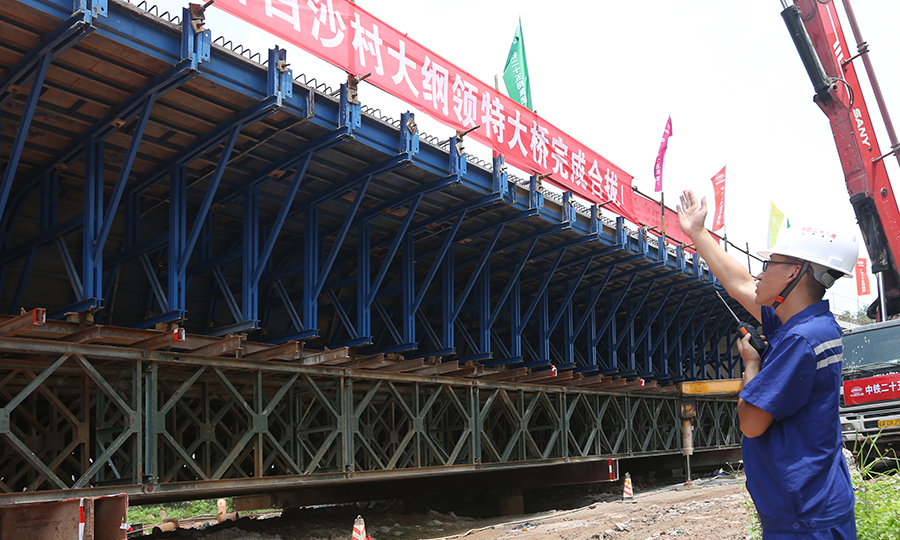 項(xiàng)目建成通車后，廣州南站至白云機(jī)場(chǎng)將實(shí)現(xiàn)半小時(shí)通達(dá)。圖為技術(shù)員盯控現(xiàn)場(chǎng)。（蔡如錦 攝）