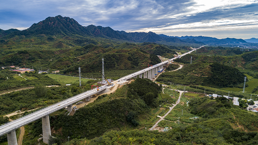 中鐵二十二局項目經(jīng)理楊樹民介紹，全長698.294公里的京沈客專是我國“十三五”規(guī)劃重點建設(shè)項目，是“八縱八橫”高鐵網(wǎng)的“一縱”——京哈至京港澳通道的重要組成部分。它起自北京星火站，途經(jīng)北京市順義區(qū)、懷柔區(qū)、密云區(qū)，河北省承德市，遼寧省朝陽市、阜新市、沈陽市，終至沈陽站。圖為京沈客專九標正線無砟軌道施工。