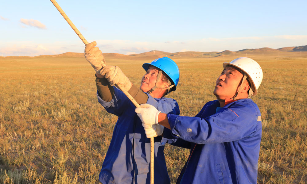 該項目于2019年6月啟動，共建設安裝67臺單機容量3.0兆瓦的風力發電機組，風機總容量為200兆瓦。圖為建設者正在調整風機葉片就位方向。