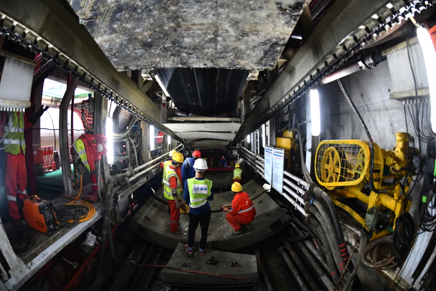 6號線一二期工程是成都地鐵施工難度最大的線路之一，自2016年7月開工以來，昆侖集團協同鐵建系統內16家集團公司，充分發揮中國鐵建全產業鏈優勢，累計投入48臺盾構機，先后攻克盾構下穿運營地鐵，鐵路既有線、市政橋梁、重疊隧道、密集市政管網以及盾構臨江始發與接收等512項重特大危險源。圖為盾構管片拼裝。