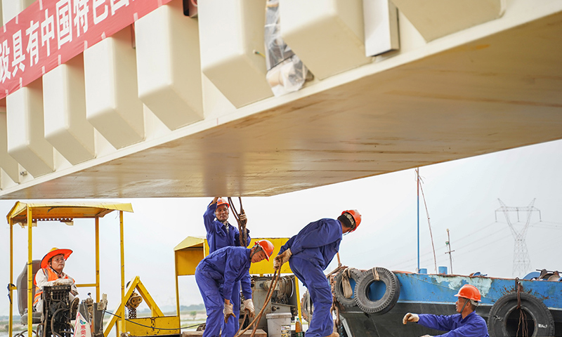 圖為8月31日，在南昌市進(jìn)賢縣三里鄉(xiāng)，施工人員在裝運(yùn)設(shè)備。（新華社記者 張浩波 攝）