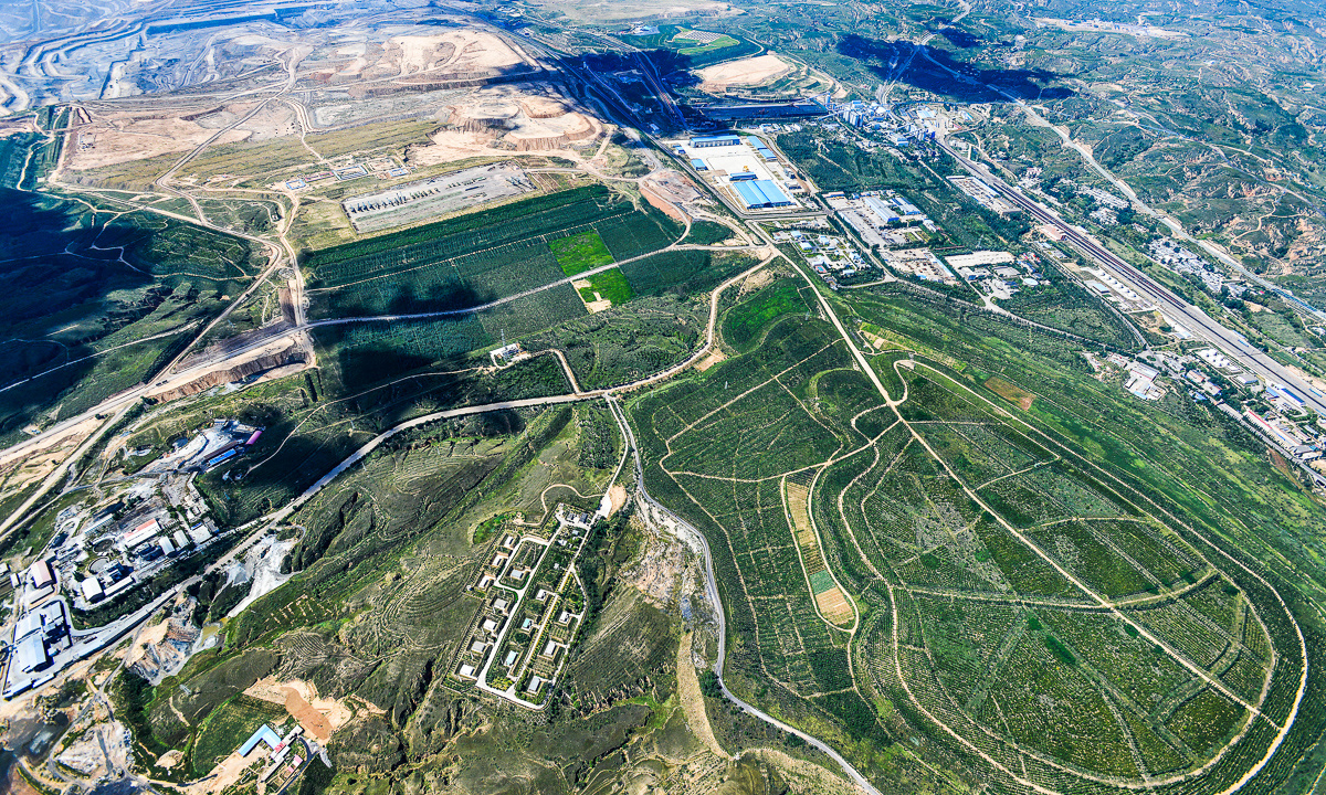 依托豐富優質的煤炭資源及區域優勢，準能集團產業涉及煤炭開采、坑口發電、鐵路運輸、煤炭循環經濟產業及生態農牧業。圖為準能礦區綠化復墾鳥瞰圖。