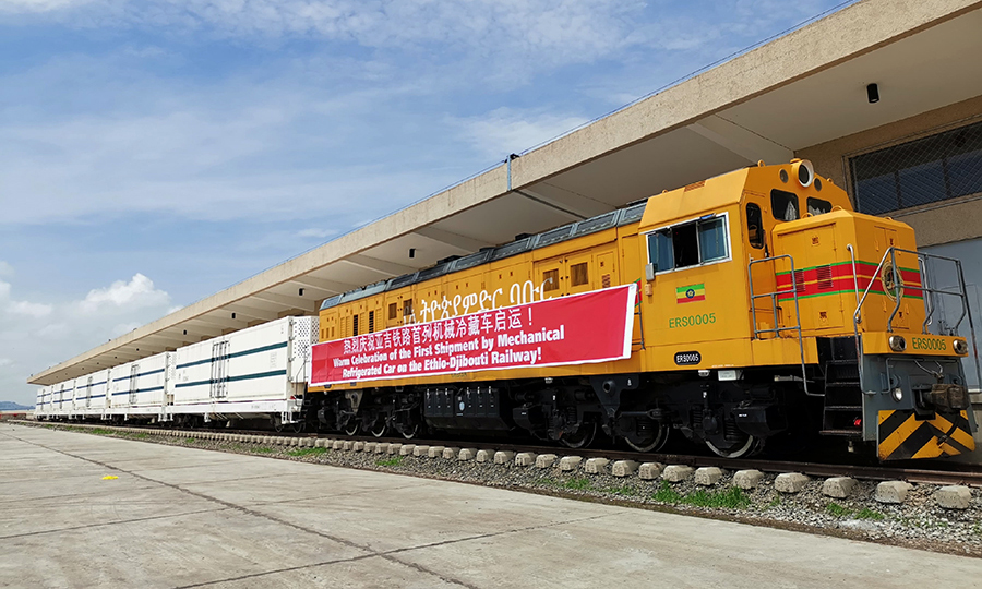 當?shù)貢r間8月22日15時，亞吉鐵路埃塞莫焦旱港蔚藍的天空下，傳來火車粗獷悠長的轟鳴聲，亞吉鐵路首列機械冷藏車正式啟運，首批埃塞本地的新鮮水果將通過亞吉鐵路鐵路運往鄰國吉布提港口，再轉(zhuǎn)運至歐洲市場。圖為亞吉鐵路冷鏈運輸車。