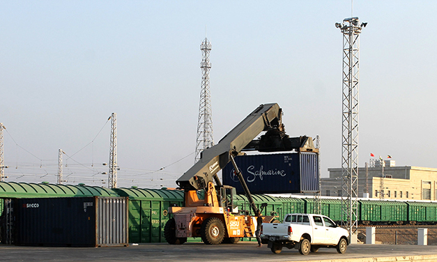 亞吉鐵路將持續(xù)做好改進與提升，發(fā)揮在鐵路運輸動脈的作用，為埃塞和吉布提兩國經(jīng)濟發(fā)展、民生保障提供更多、更高效的服務，為“一帶一路”增添更多亮色。圖為亞吉鐵路糧食運輸專列。