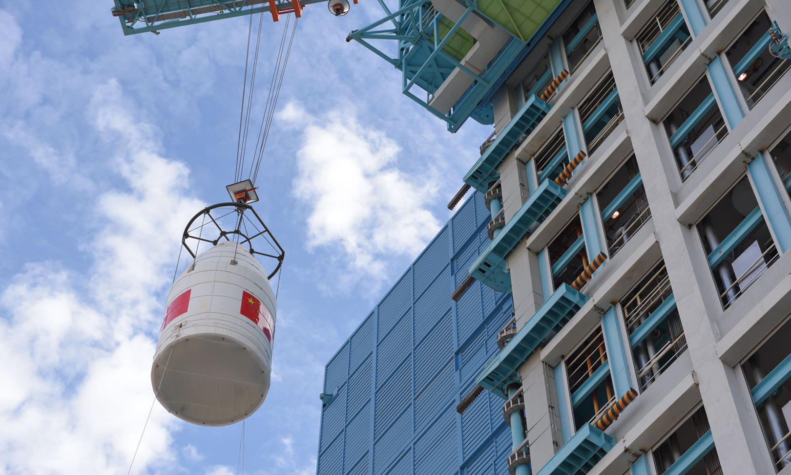 多功能試驗衛(wèi)星將在軌對通信、導航、遙感等新技術進行試驗驗證；天拓五號衛(wèi)星將在軌對船舶、航空器、浮標及物聯(lián)網等信息采集新技術進行試驗驗證。圖為星罩組合體吊裝。