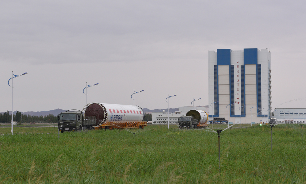 長征二號丁運載火箭由航天科技集團八院研制，是一款常溫液體兩級運載火箭，具備不同軌道要求的單星、多星發(fā)射能力。至此，長二丁火箭已經圓滿完成本年度的全部7次發(fā)射任務。圖為火箭轉運。
