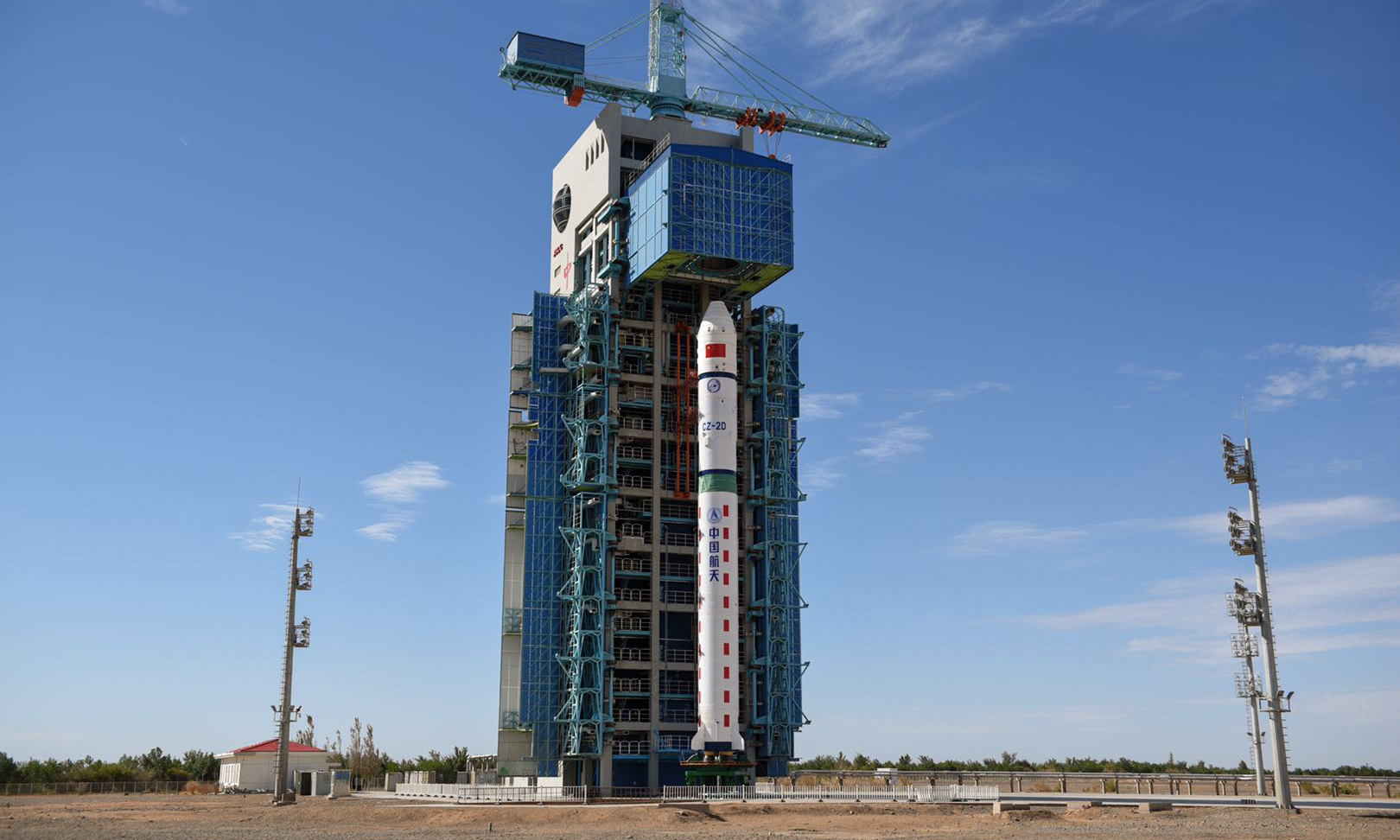 本發(fā)火箭與上次任務（8月6日）發(fā)射的長二丁火箭同時進場，并行開展射前測試工作，進一步壓縮了火箭射前的準備時長。在此過程中，長二丁火箭試驗隊持續(xù)強化質量確認制，不讓火箭帶著任何隱患上天。圖為火箭吊裝。