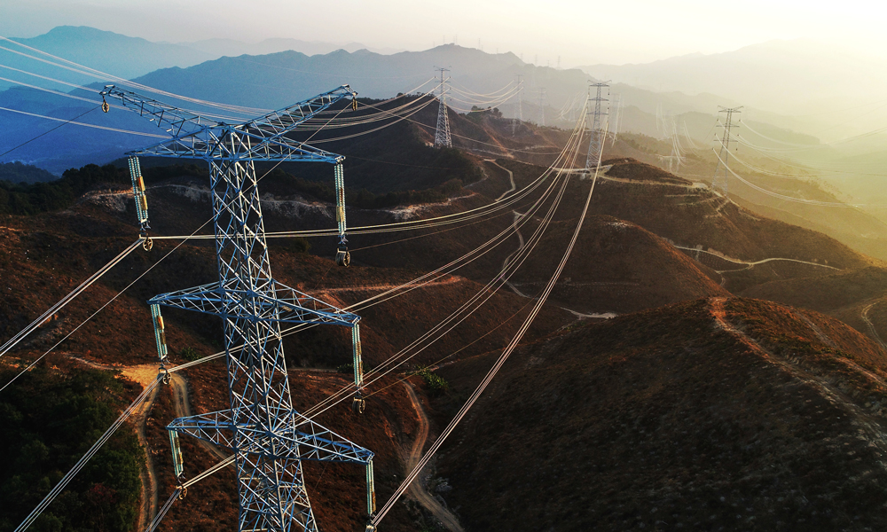 圖為昆柳龍直流輸電工程交流配套線路在群山間繞旋。（陳玉俊 攝）