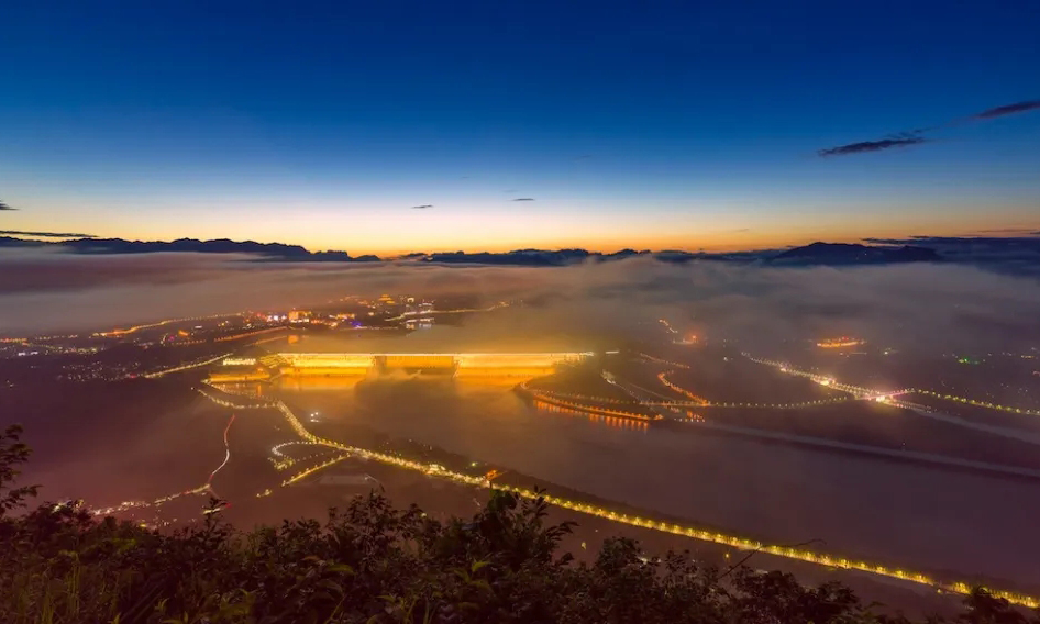 汛期一到來，長江三峽大壩、葛洲壩等以最穩健的姿態迎接洪水，清江上的大壩也相繼投入“戰斗”……青山綠水間的大壩，雄姿英發，矗立在江河峽谷中，巋然不動，發揮著重大防洪作用。圖為三峽大壩。(中國三峽出版傳媒有限公司 黃正平 攝)