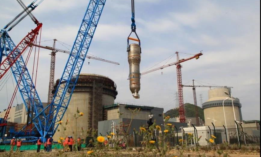 大件吊裝起重機(jī)機(jī)身粗大，這工業(yè)藍(lán)，力量十足，無形中提升了駕駛者的自豪感，也考驗(yàn)著精細(xì)度。