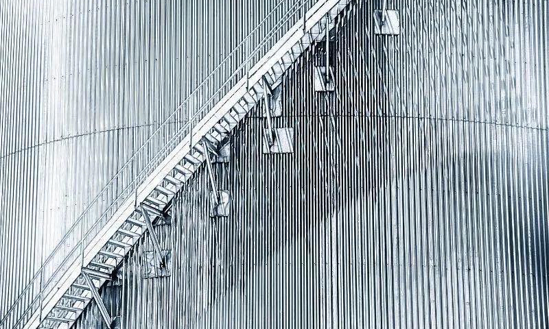 現(xiàn)代工業(yè)建筑設(shè)計(jì)會(huì)因功能、布局的需求，思考并執(zhí)行一些別具特色的細(xì)節(jié)，這也是時(shí)代特征、美學(xué)處理及企業(yè)文化的完美融合與呈現(xiàn)。