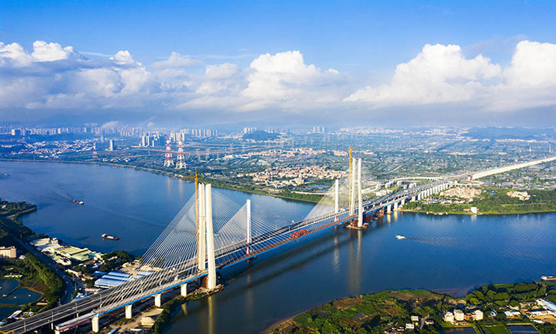 8月12日，由中國鐵建所屬鐵四院設計、中鐵十一局承建的粵港澳大灣區基礎設施“硬聯通”重點工程——南沙港鐵路跨西江斜拉橋順利合龍。該全長1117.5米，屬鋼箱混合雙主梁結構，主跨跨徑600米，設兩座H型橋塔，塔高分別為208米和200米，共有96對斜拉索，是目前世界上雙線貨運鐵路建設史上跨度最大的斜拉橋。圖為大橋全景。（金偉 攝）
