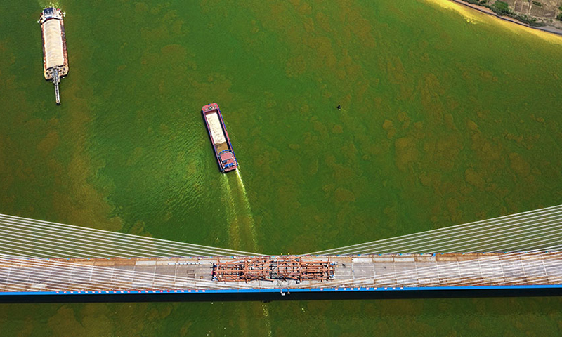 南沙港鐵路正線全長約88公里，設計時速120公里，為雙線貨運鐵路（正在辦理變更增加客運功能），貫穿江門、中山、佛山以及廣州四座城市，主要承擔中南、西南地區外貿集裝箱、能源及重要原材料運輸任務，是大灣區發展多式聯運交通網絡的重要組成部分，建成通車后南沙港集裝箱班列將直達歐洲。圖為施工現場俯瞰。（金偉 攝）