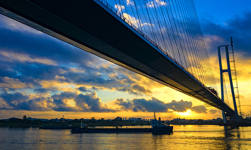 圖為余暉中的大橋。（金偉 攝）