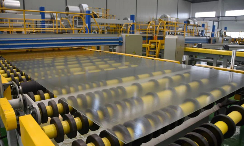 今年上半年，中國電子旗下彩虹新能源薄型光伏玻璃產(chǎn)品累計產(chǎn)量同比上升264%，銷量同比上升333%，占整個光伏玻璃銷量近20%。未來，彩虹新能源將繼續(xù)通過實施新建太陽能光伏玻璃產(chǎn)線項目，對原有生產(chǎn)線全面實施薄型化技術升級改造，提高薄型光伏玻璃產(chǎn)能占比至80%以上，提升用戶響應速度、服務質(zhì)量、市場占有率等。