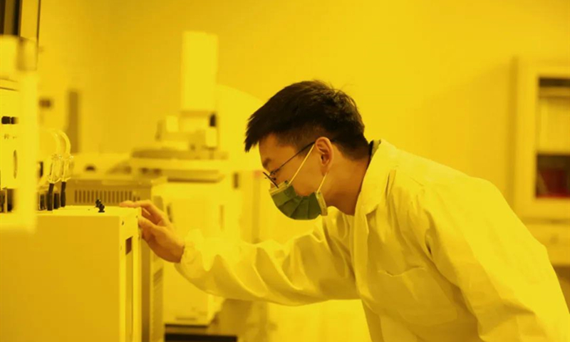 彩虹新能源快速推進光伏玻璃薄型化量產(chǎn)開發(fā)，實施《2.0mm及以下薄型光伏玻璃技術開發(fā)及量產(chǎn)》《薄型光伏玻璃打孔、絲印、鋼化技術開發(fā)及產(chǎn)業(yè)化》等多項涉及光伏玻璃薄型化升級項目，薄型光伏玻璃量產(chǎn)開發(fā)取得重大突破，產(chǎn)品通過國內(nèi)前十大用戶認證，并已向主流客戶實現(xiàn)批量銷售，產(chǎn)銷量大幅上升。