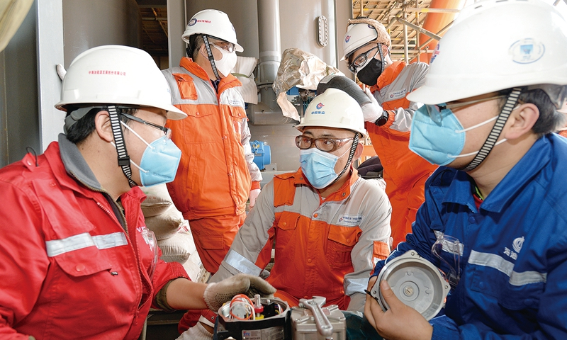 疫情防控期間，旅大21-2/16-3油田區域開發項目組（簡稱項目組）聯合參建各方協同作戰、力克難關。旅大21-2兩平臺創下了同類項目海上聯合調試30天的最短工期紀錄。圖為項目組人員在青島建造現場對旅大21-2平臺設備進行儀表調試。