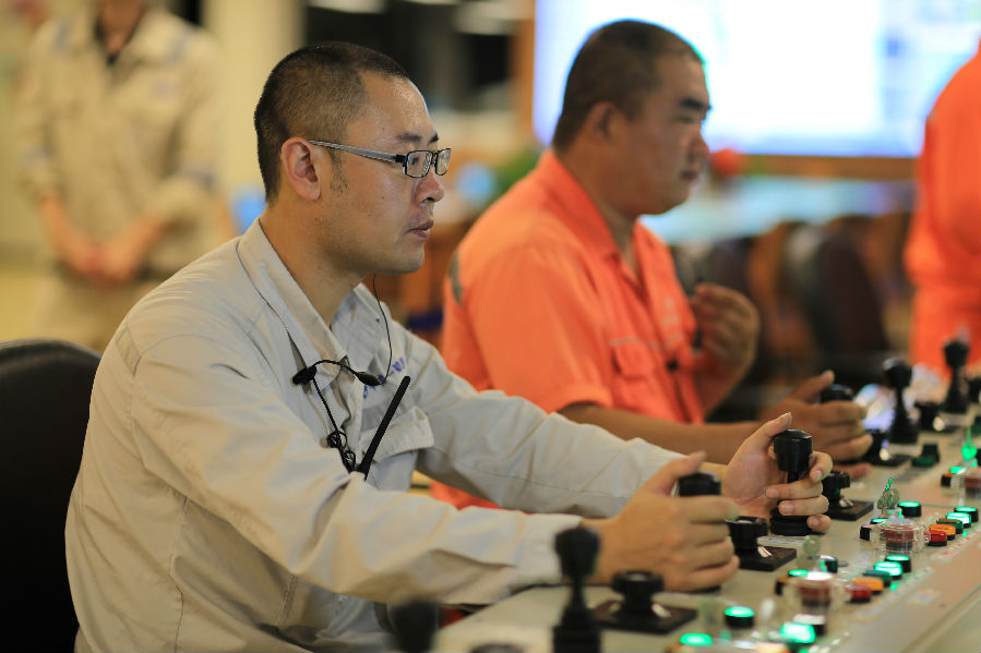 首次在夜間開啟47公里超長距離浮運(yùn)，其中新建航道地形多樣、流場變化復(fù)雜。