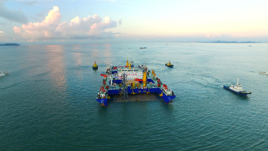 受系泊錨漂影響，一體船需在距對接端50米處進(jìn)行180度轉(zhuǎn)向，首次船艉對接無經(jīng)驗(yàn)可參考。圖為施工現(xiàn)場。