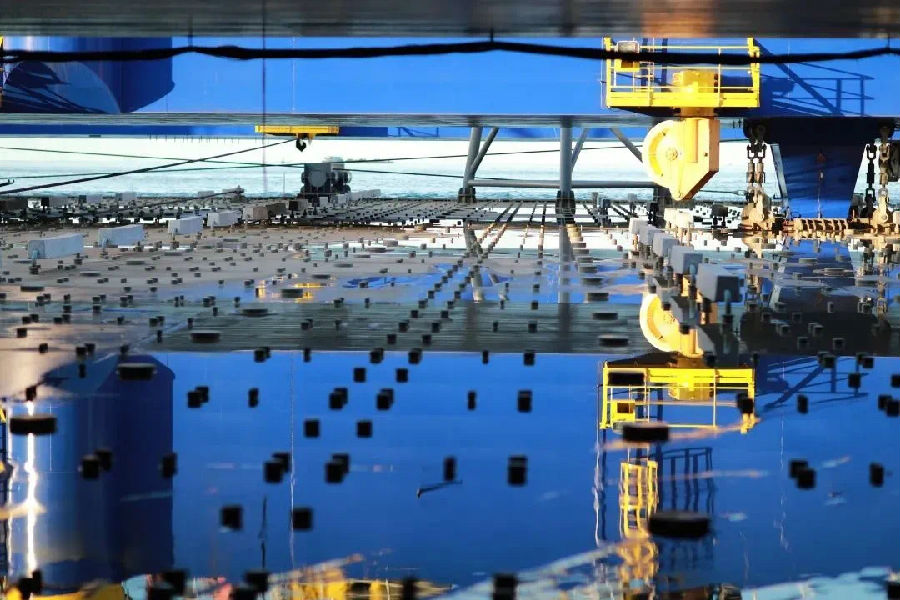 安裝區(qū)域受西人工島和E1管節(jié)挑流影響，沉放姿態(tài)控制難度大。圖為施工現(xiàn)場。