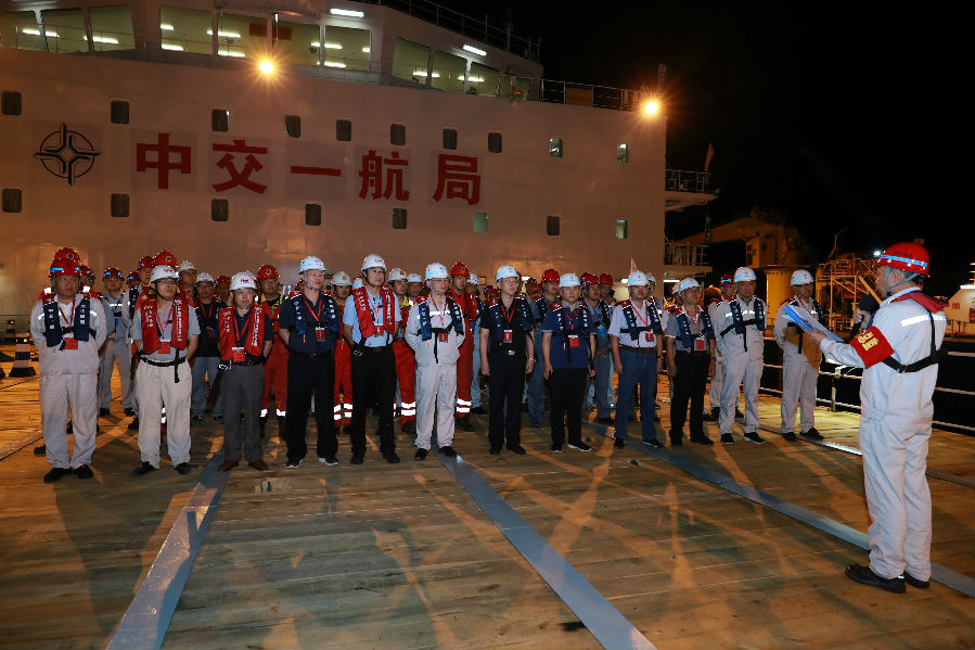 7月28日晚10點(diǎn)，皓月當(dāng)空，已經(jīng)絞移至塢口等待區(qū)的E2管節(jié)啟程北上。首次夜間浮運(yùn)對作業(yè)人員狀態(tài)提出挑戰(zhàn)，中交一航局自主研發(fā)的導(dǎo)航軟件系統(tǒng)將船管位置、姿態(tài)、航速及航道周邊環(huán)境等關(guān)鍵信息實(shí)時(shí)進(jìn)行可視化顯示。