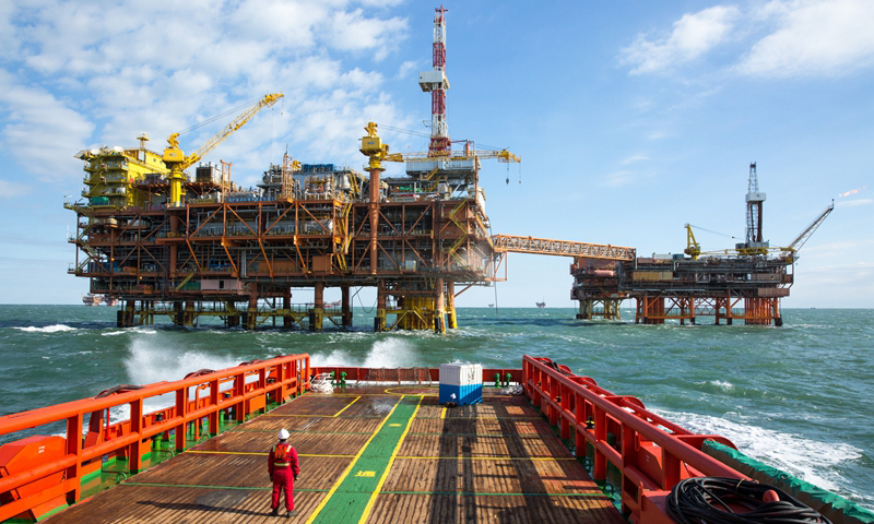 7月30日，渤海油田遼東作業(yè)公司創(chuàng)造了連續(xù)10年穩(wěn)產(chǎn)油氣超過千萬噸的生產(chǎn)紀錄，已累計生產(chǎn)油氣超1.8億噸。該公司下轄11個油氣田、58座采油平臺、3座陸地終端廠，其中包括我國最大的海上自營油田——綏中36-1油田、首座“樁基沉箱式多功能抗冰平臺”——錦州9-3油田等。圖為忙碌的海上油田一隅。