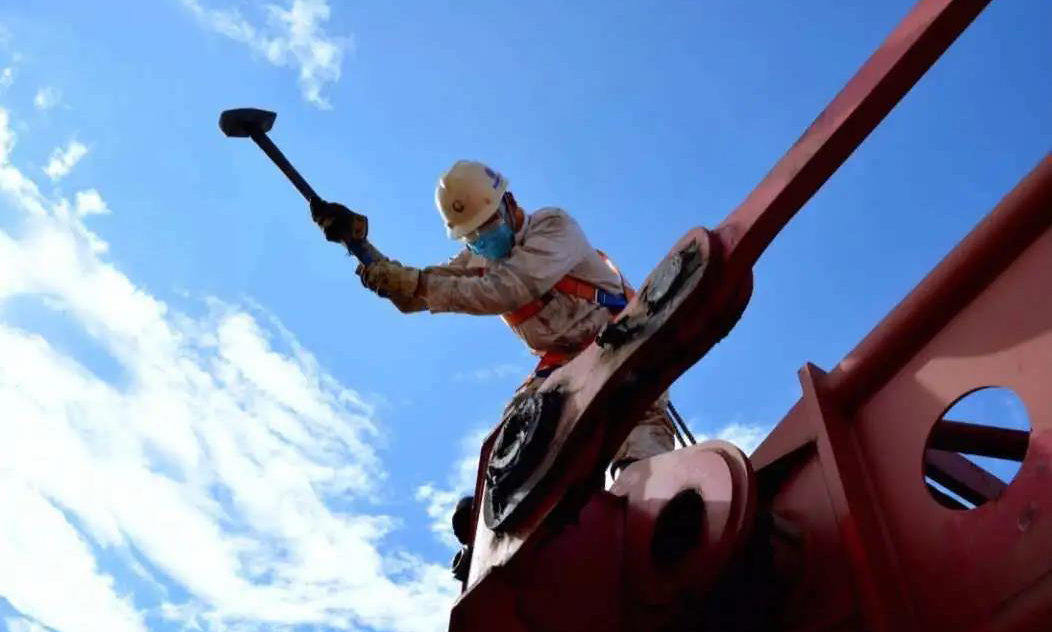 7月23日，暴雨過后，碧空如洗。在海洋石油工程股份有限公司建造事業(yè)部青島場地，施工人員在全面做好安全風險管控的前提下，正進行一臺400噸大型履帶吊的改裝作業(yè)。改裝后，這臺“大力士”履帶吊將投入陵水17-2半潛式生產(chǎn)平臺的建造中。