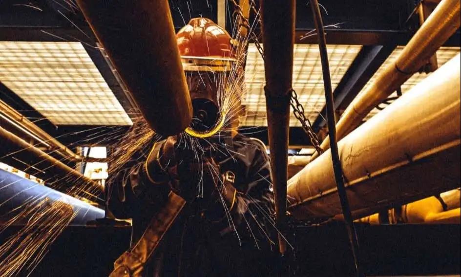 8月1日，中海石油寧波大榭石化有限公司加快推進苯乙烯焦油流程管線優(yōu)化工作，確保苯乙烯焦油流程專線專用，避免殘留焦油對原油供料泵過濾器造成堵塞。圖為作業(yè)人員在體感溫度37℃下進入狹小悶熱的操作平臺底部進行管線打磨，全力克服高溫影響，積極優(yōu)化流程，為降本提質(zhì)增效貢獻力量。