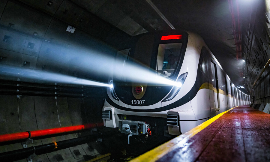 上海軌道交通15號線全線通車運營后，將成為國內(nèi)首條開通具備最高等級全自動駕駛大容量軌道交通線路。圖為列車在地下段進行調(diào)試。（祁稼昊 攝）