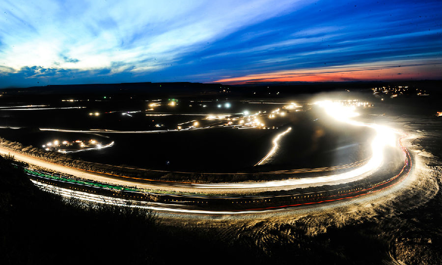 歷經幾代神寶人的拼搏發展，如今神寶能源登上中國現代能源行業的大舞臺，公司機械化程度達到100%。圖為土方剝離夜景。