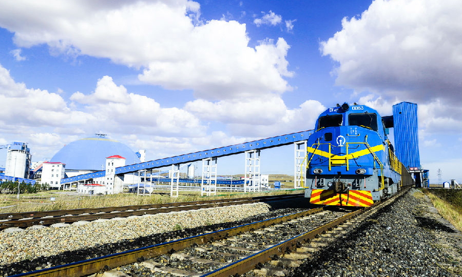 神寶能源煤炭銷售從黑龍江一省發展到吉林、遼寧等省市，累計產銷煤炭2.96億噸，累計上繳稅費109.65億元，成為東北經濟振興的重要能源支撐力量。圖為生產的煤炭正在快速裝車外運。