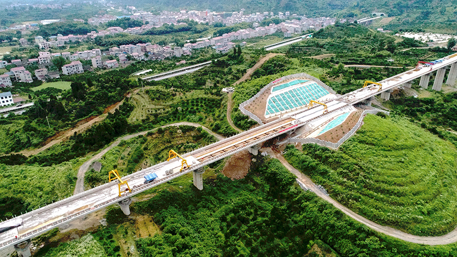 張吉懷高鐵全長246.3千米，設(shè)計時速350公里，途徑湘西麻陽、鳳凰、永順等6個國家級貧困縣和張家界、芙蓉古鎮(zhèn)、鳳凰古城等著名風(fēng)景區(qū)和文化古城，被又稱為“最美扶貧高鐵”。全線設(shè)張家界西、芙蓉鎮(zhèn)等7座車站，在張家界與黔張常鐵路相連，在懷化與滬昆高鐵等鐵路線相連，打通湘西，并入全國鐵路網(wǎng)。圖為俯瞰建設(shè)中的麻陽西高鐵站。