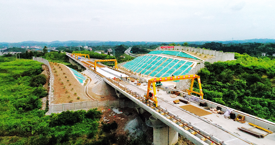 張吉懷鐵路采用無砟軌道系統(tǒng)，相比于傳統(tǒng)的有砟軌道，更能為列車高速平穩(wěn)提供安全行駛條件。施工中，技術(shù)人員對軌道板施工進行嚴格的質(zhì)量控制，每一道工序達到技術(shù)設(shè)計要求，確保工程質(zhì)量。圖為建設(shè)中的麻陽西高鐵站。