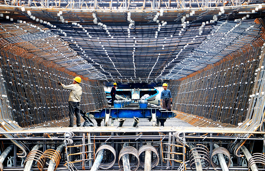 張吉懷高鐵計劃2021年建成。開通運營后，懷化到張家界時間將由3.5小時縮短至1小時。對改善沿線交通條件，完善湖南快速鐵路網(wǎng)架構(gòu)，實現(xiàn)湖南區(qū)域均衡布局，促進經(jīng)濟發(fā)展，消除南北干線運輸瓶頸具有重要意義。美麗的鳳凰古城步入高鐵時代按下“快進鍵”，進入“倒計時”。圖為制梁現(xiàn)場。