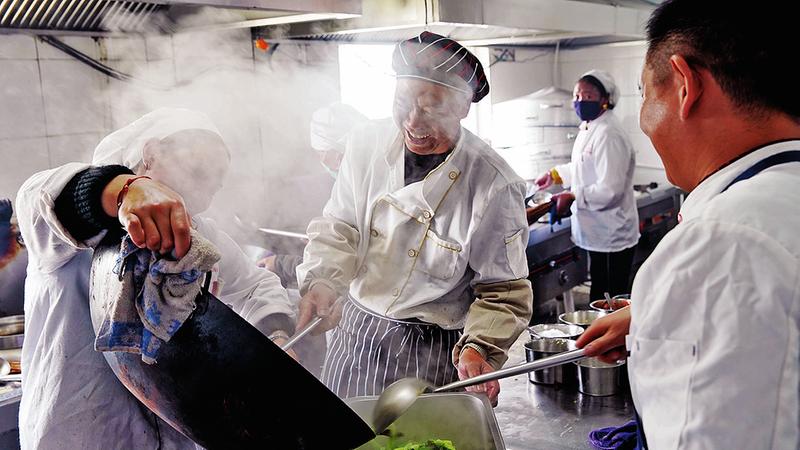 自2010年承擔青海省曲麻萊縣定點扶貧任務(wù)以來，國家能源集團因地制宜實施生態(tài)扶貧、教育培訓扶貧、電商扶貧、產(chǎn)業(yè)扶貧、醫(yī)療扶貧、黨建扶貧等一系列精準扶貧舉措，今年4月21日，該縣經(jīng)專項評估檢查，退出貧困縣（區(qū)）之列。近日，在國家能源集團援建的曲麻萊縣職業(yè)技術(shù)培訓中心，群眾正在學習烹飪技術(shù)。