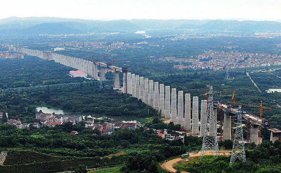 據(jù)了解，杭紹臺高鐵已完成總工程量的65%，電力、信號等四電工程和站房施工已全面展開。中鐵十八局集團(tuán)還參建了杭紹臺高鐵全線重難點工程——全長6074.7米的嵊州特大橋，該橋目前正在緊張施工階段。杭紹臺高鐵作為浙江省“一小時”交通圈的重點項目，建成通車后將填補杭州都市圈與溫、臺城市群之間的區(qū)域路網(wǎng)空白，并將與寧杭高鐵、商合杭高鐵、以及滬杭城際鐵路等相通，構(gòu)成我國沿海高速通道的重要組成部分，成為長三角核心區(qū)輻射西南地區(qū)的骨干軌道交通線。圖為杭紹臺高鐵嵊州特大橋正在緊張施工中。（劉超 攝）