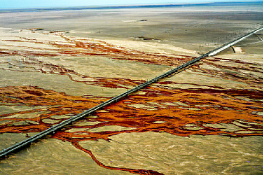 格庫鐵路起自青海省格爾木市，沿昆侖山北麓、柴達木盆地南緣西行，進入新疆境內(nèi)，穿越阿爾金山，經(jīng)新疆若羌縣、尉犁縣，到達庫爾勒市，全長約1213.7公里，其中，新疆境內(nèi)長度為708公里。圖為格庫鐵路那林格勒大橋。