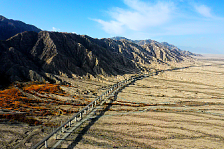 格庫鐵路通車運營后，格爾木到庫爾勒將由原先的26個小時縮短至12個小時左右，將成為繼蘭新鐵路和哈額鐵路之后的新疆第三條進出疆鐵路大通道，進一步完善我國西部鐵路網(wǎng)結(jié)構(gòu)，提升南疆鐵路運能，增強新疆鐵路東聯(lián)能力，不僅進出疆物流將有很大改善，更將進一步促進新疆與內(nèi)地的交流，助推西部地區(qū)經(jīng)濟更好發(fā)展。圖為格庫鐵路歡喜泉大橋。