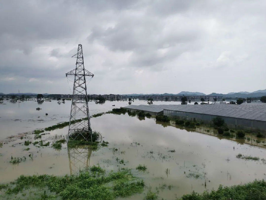 中國節(jié)能所屬中節(jié)能太陽能股份有限公司的華東區(qū)、華中區(qū)，在江蘇、浙江、安徽、上海、湖北、江西等長江流域分布著大大小小36座光伏電站。2020年7月22日，長江流域又迎來了新一輪強(qiáng)降雨天氣，防汛仍處于關(guān)鍵期。中節(jié)能太陽能公司黨委進(jìn)一步部署華東區(qū)、華中區(qū)各電站積極開展自救互救工作，積極發(fā)揮各級黨組織和全體黨員的帶頭作用，全力以赴做好防汛保電工作，切實為防汛一線筑牢“光明防線”。