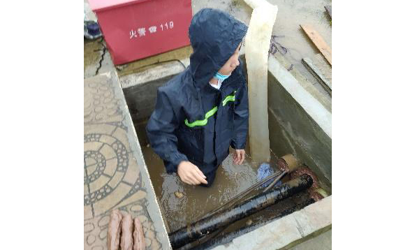 圖為近日，中節(jié)能太陽能公司防汛保電現(xiàn)場。