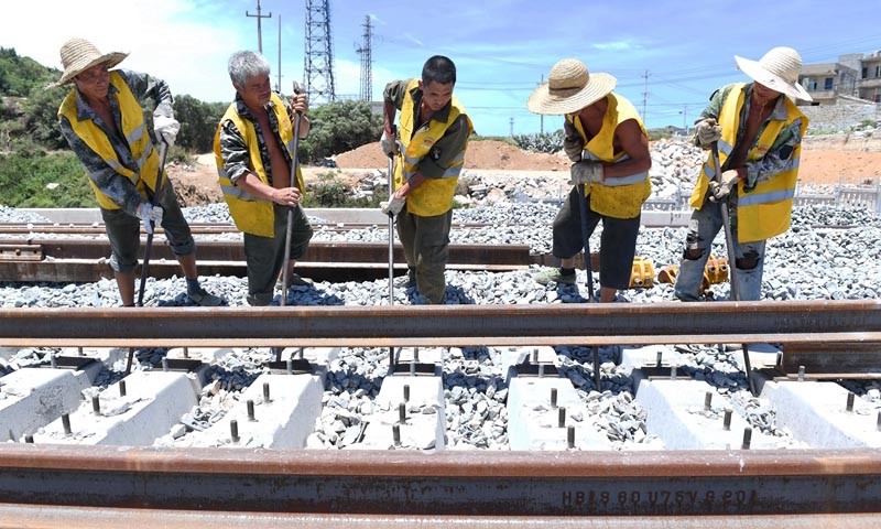 7月20日，中鐵二十四局施工人員在平潭海峽公鐵大橋進行最后一根鐵路長軌換鋪。至此，平潭海峽公鐵大橋雙線鐵路長軌全部換鋪完成。圖為中鐵二十四局施工人員進行平潭海峽公鐵大橋最后一根500米長軌的換鋪工作。（新華社記者 林善傳 攝）