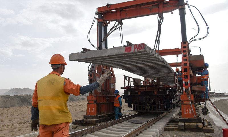 圖為7月18日，中鐵一局的施工人員在進行軌排倒裝作業。（新華社記者 丁磊 攝）