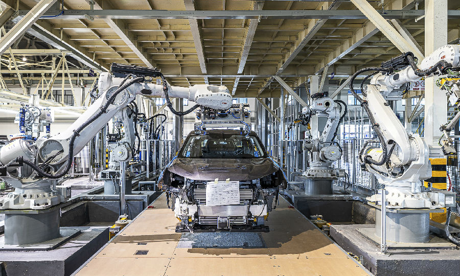 圖為長安汽車合肥工廠的機器人正在進行ABB擋風玻璃安裝。