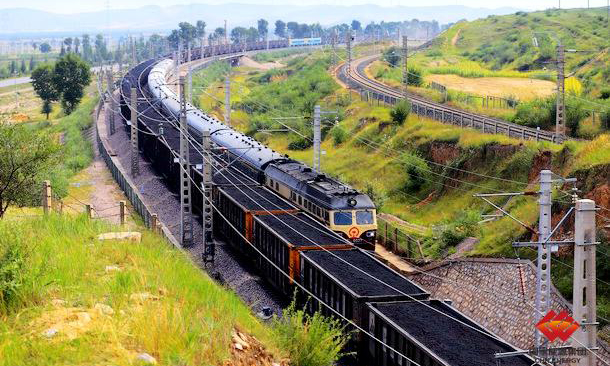 進(jìn)入7月份，包神鐵路集團(tuán)神朔鐵路公司緊抓煤炭市場(chǎng)“迎峰度夏”黃金時(shí)期，緊盯年度運(yùn)輸任務(wù)目標(biāo)，確保一體化運(yùn)輸任務(wù)持續(xù)高位運(yùn)行。7月12日，包神鐵路全線單日運(yùn)量完成237列、99.9萬(wàn)噸，再創(chuàng)歷史最高紀(jì)錄。其中，神朔鐵路單日運(yùn)量完成209列、87.9萬(wàn)噸；神池南口單日接車215列、交車211列，均創(chuàng)歷史新高。